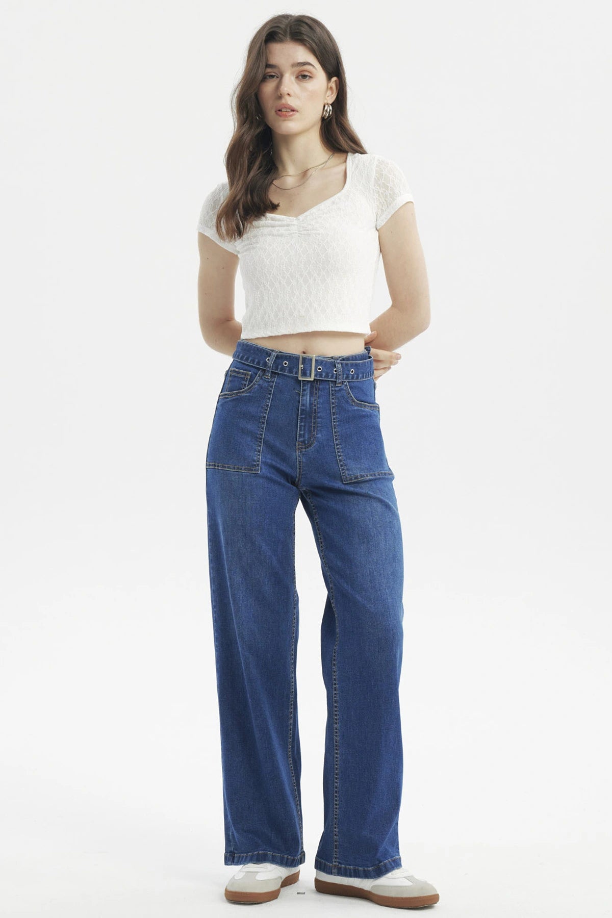 Jeans mujer calce recto azul con bolsillos grandes y cinturón visible sin estampa lisa