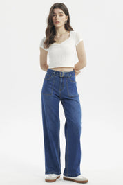 Jeans mujer calce recto azul con bolsillos grandes y cinturón visible sin estampa lisa