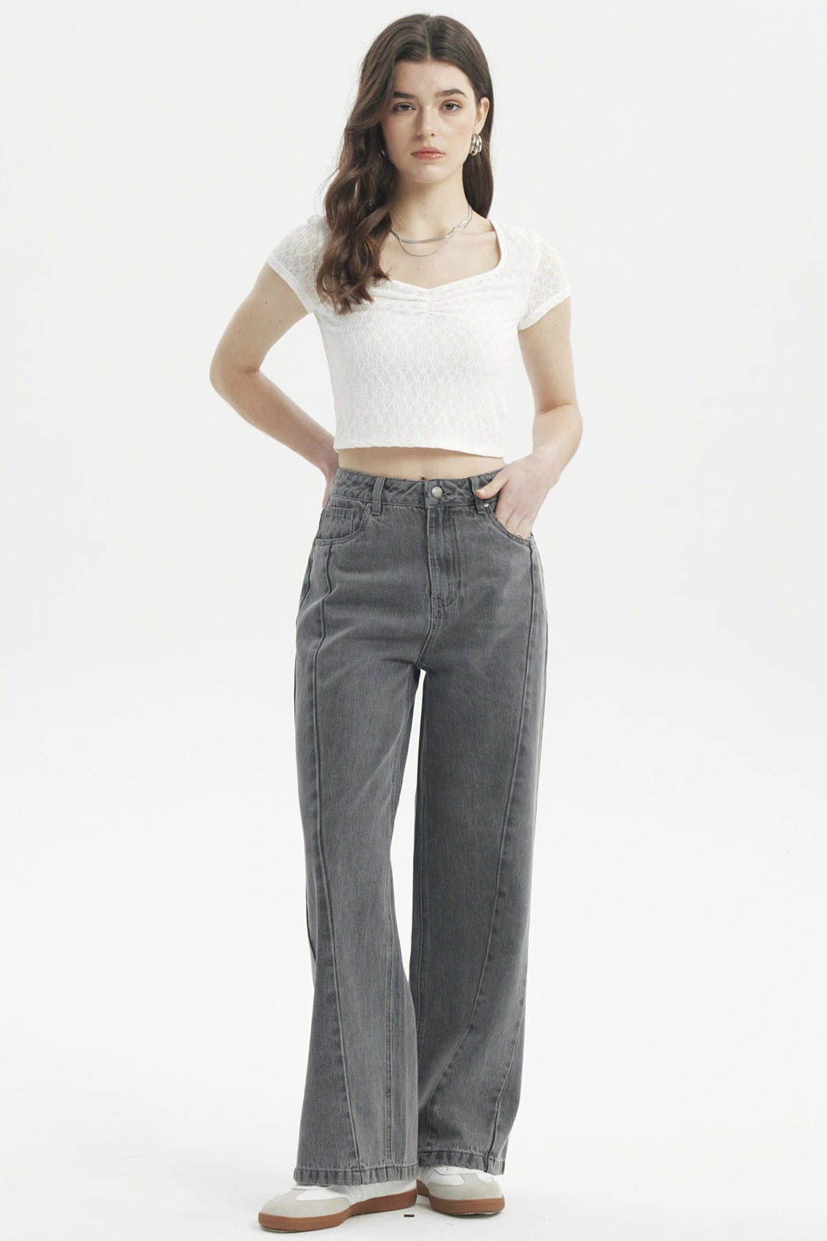 Jeans mujer baggy gris de tiro alto con diseño liso y ajuste relajado ideal para un look casual moderno