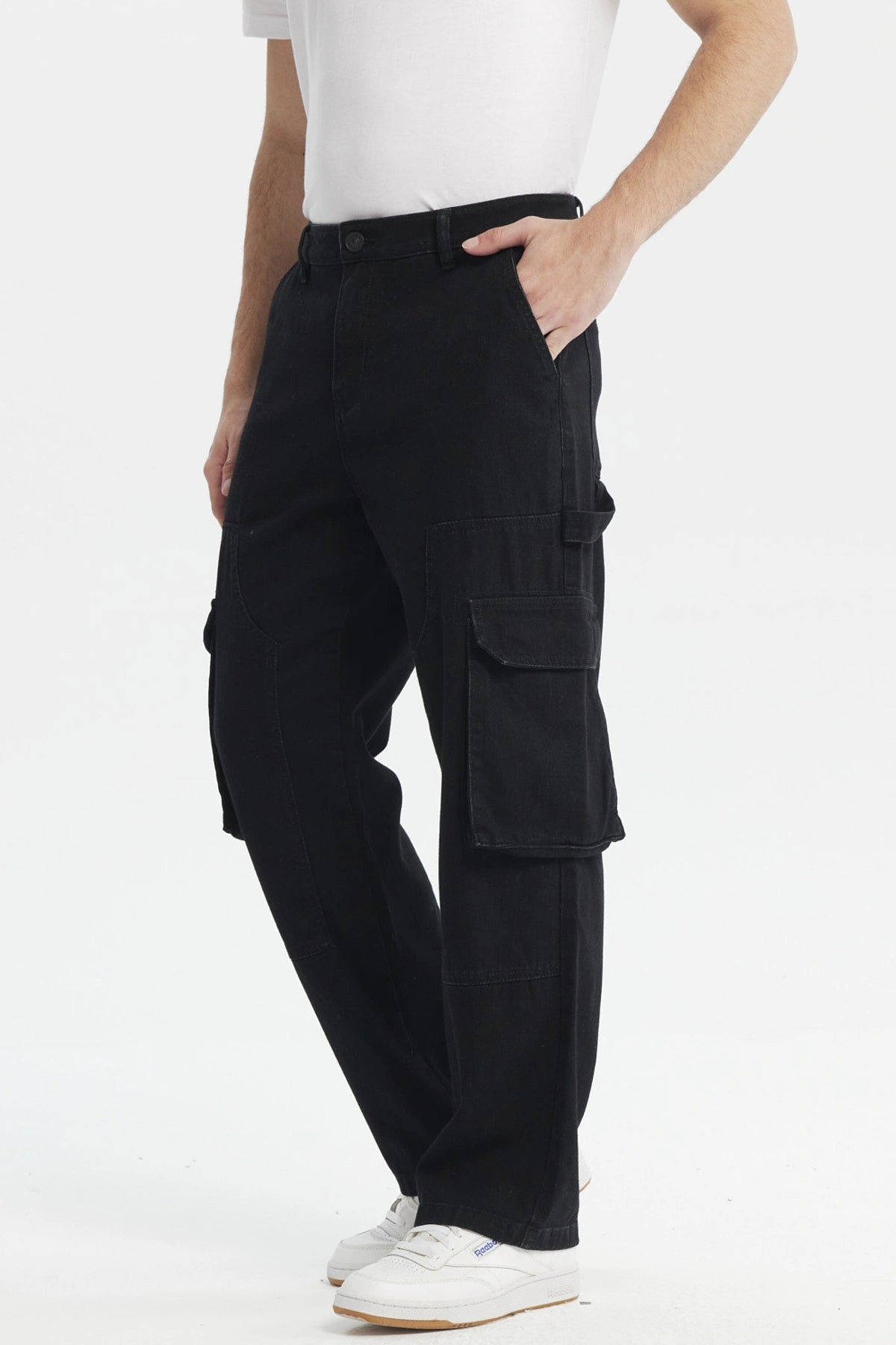 Jeans negros para hombre estilo straight con bolsillos cargo laterales ideales para un look casual urbano sin estampa lisa