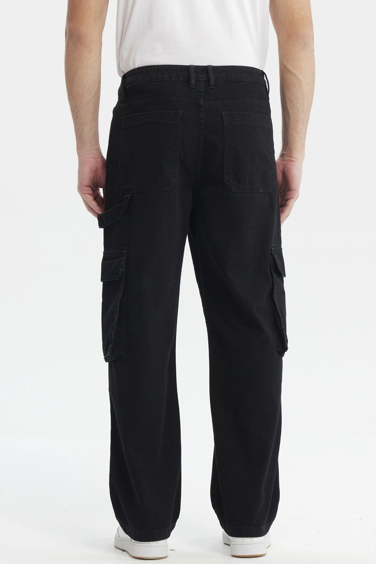 Jeans negros para hombre estilo straight con bolsillos cargo laterales ideales para un look casual urbano sin estampa lisa