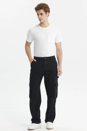 Jeans negros para hombre estilo straight con bolsillos cargo laterales ideales para un look casual urbano sin estampa lisa