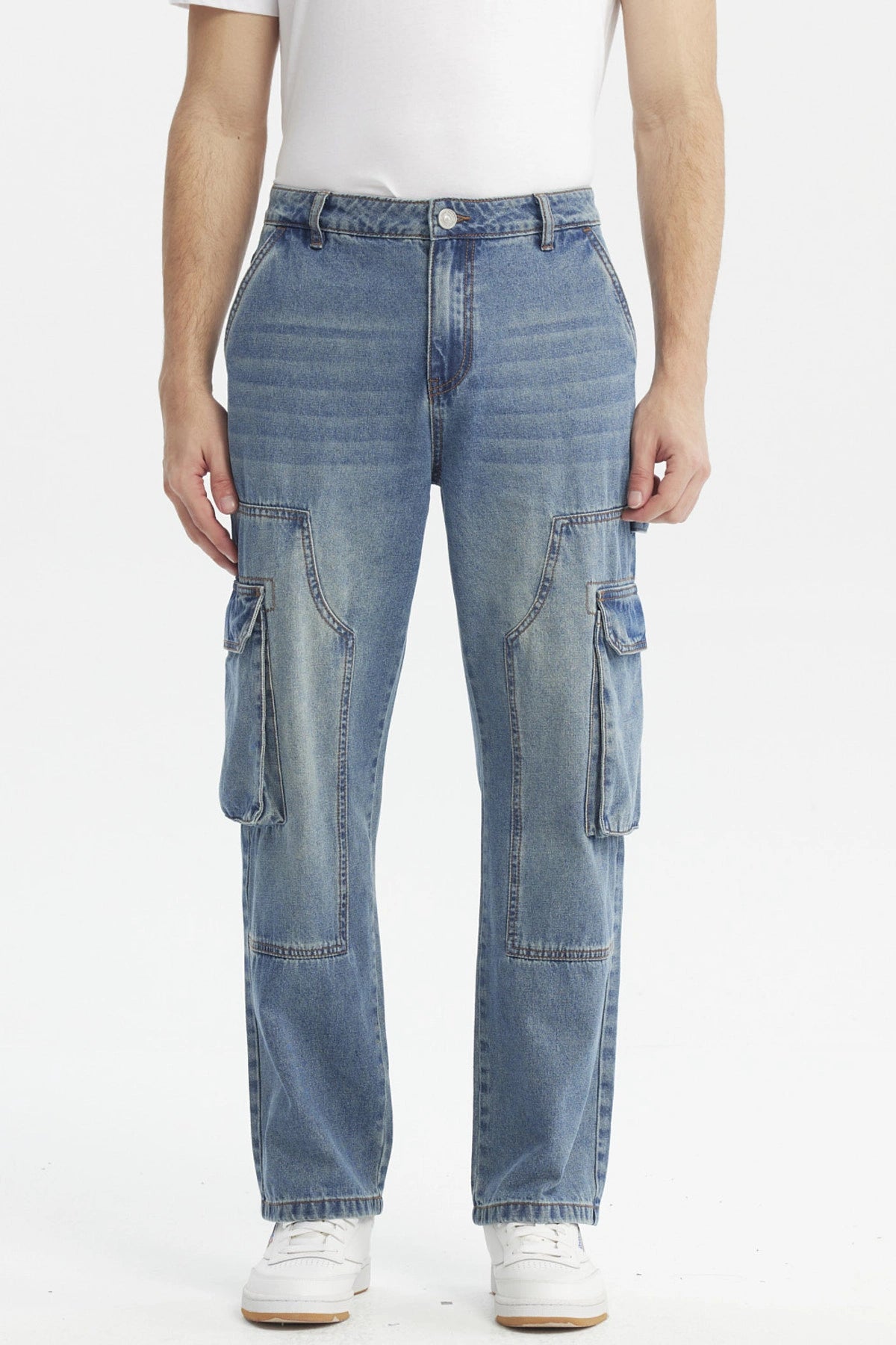 Jeans hombre straight azul claro con bolsillos cargo grandes en los laterales estilo casual urbano sin estampa lisa
