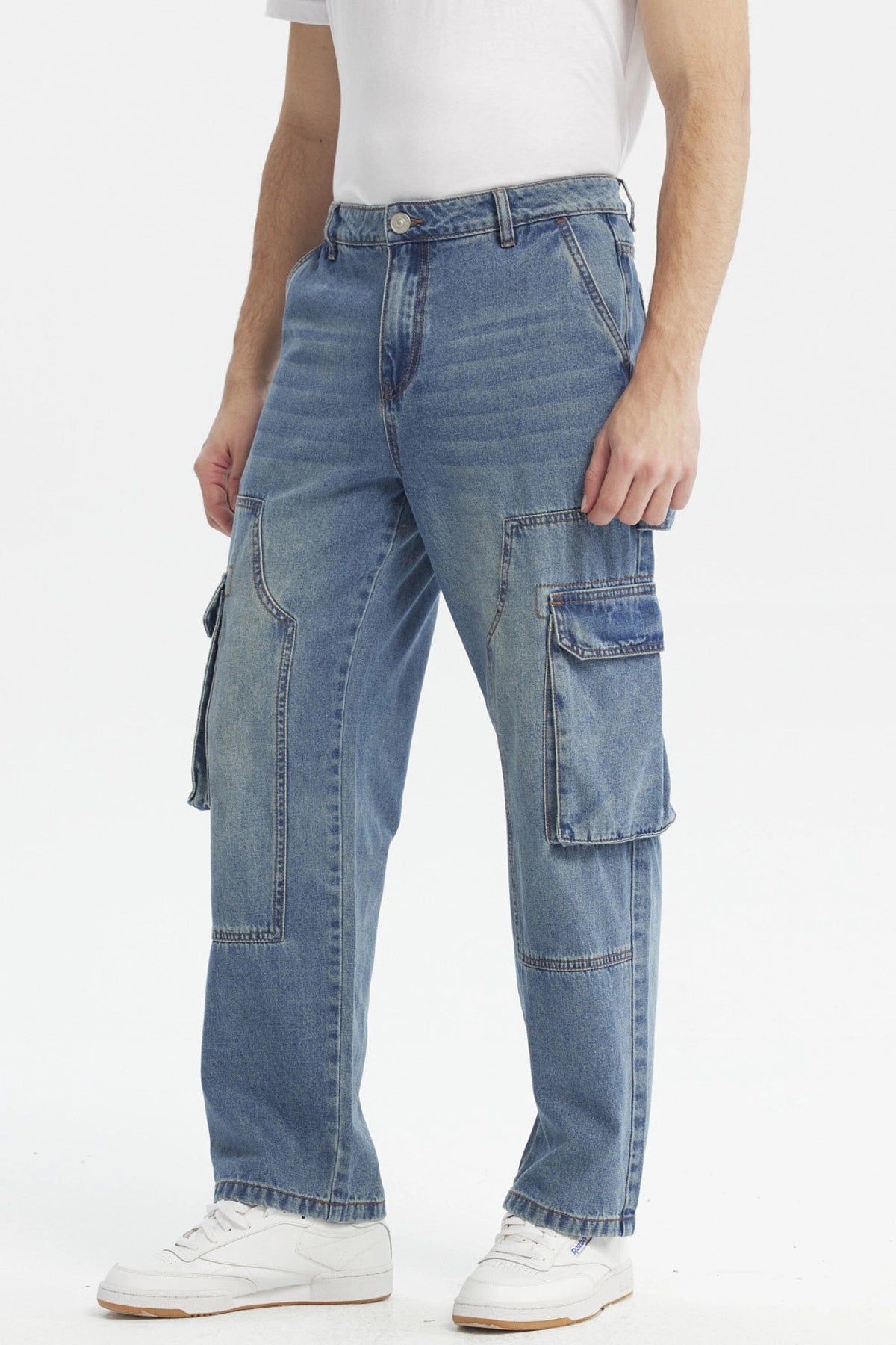 Jeans hombre straight azul claro con bolsillos cargo grandes en los laterales estilo casual urbano sin estampa lisa