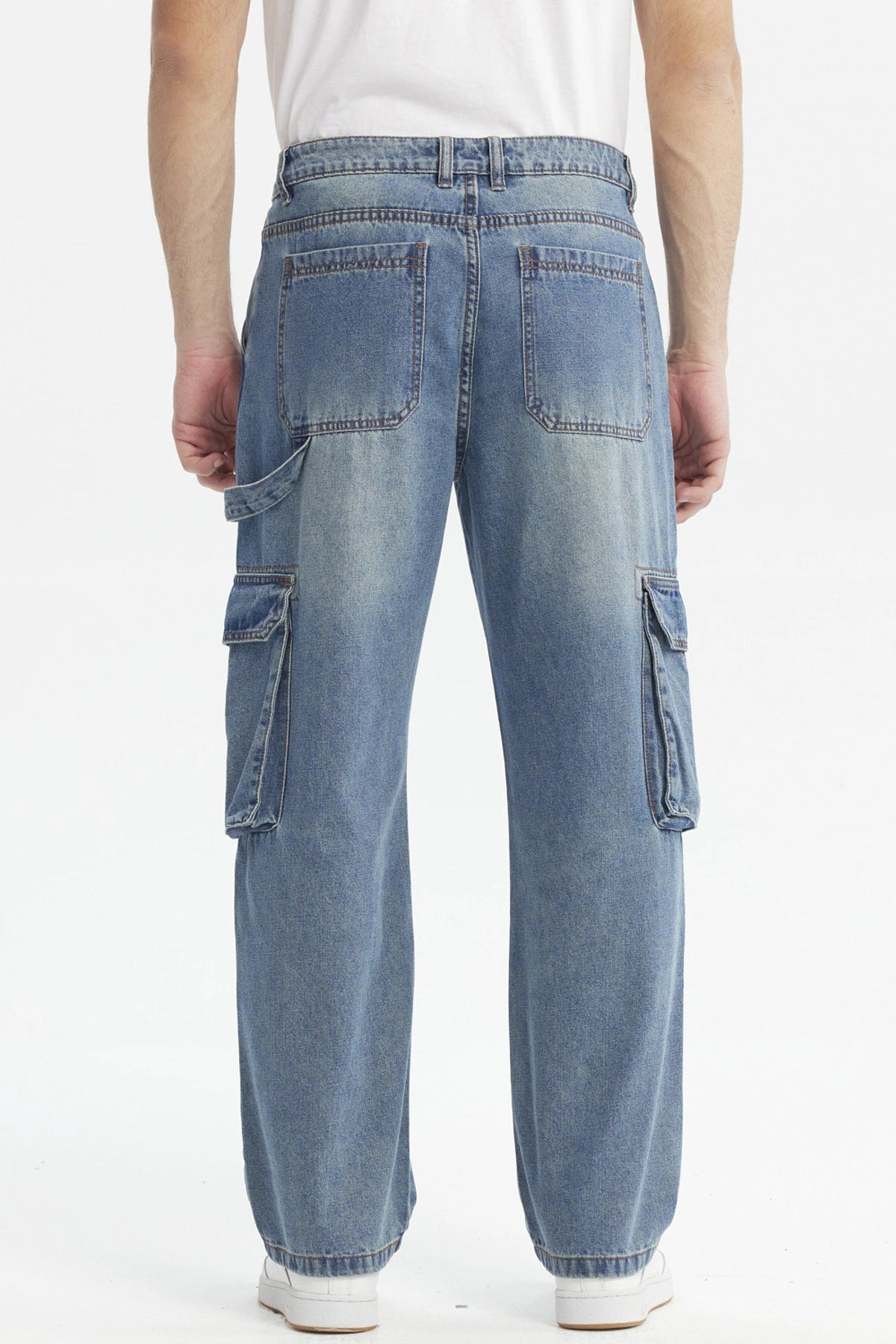 Jeans hombre straight azul claro con bolsillos cargo grandes en los laterales estilo casual urbano sin estampa lisa