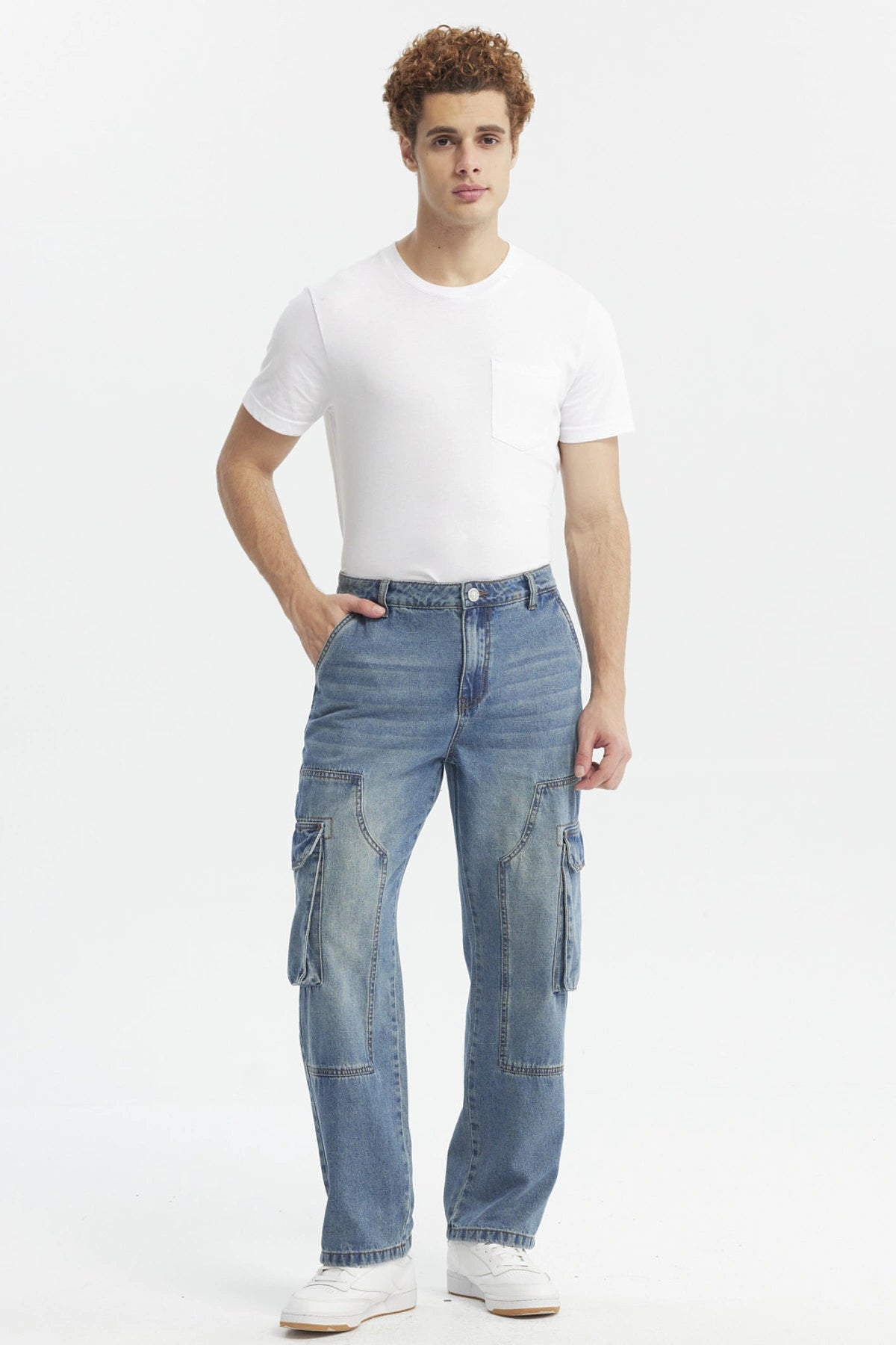 Jeans hombre straight azul claro con bolsillos cargo grandes en los laterales estilo casual urbano sin estampa lisa