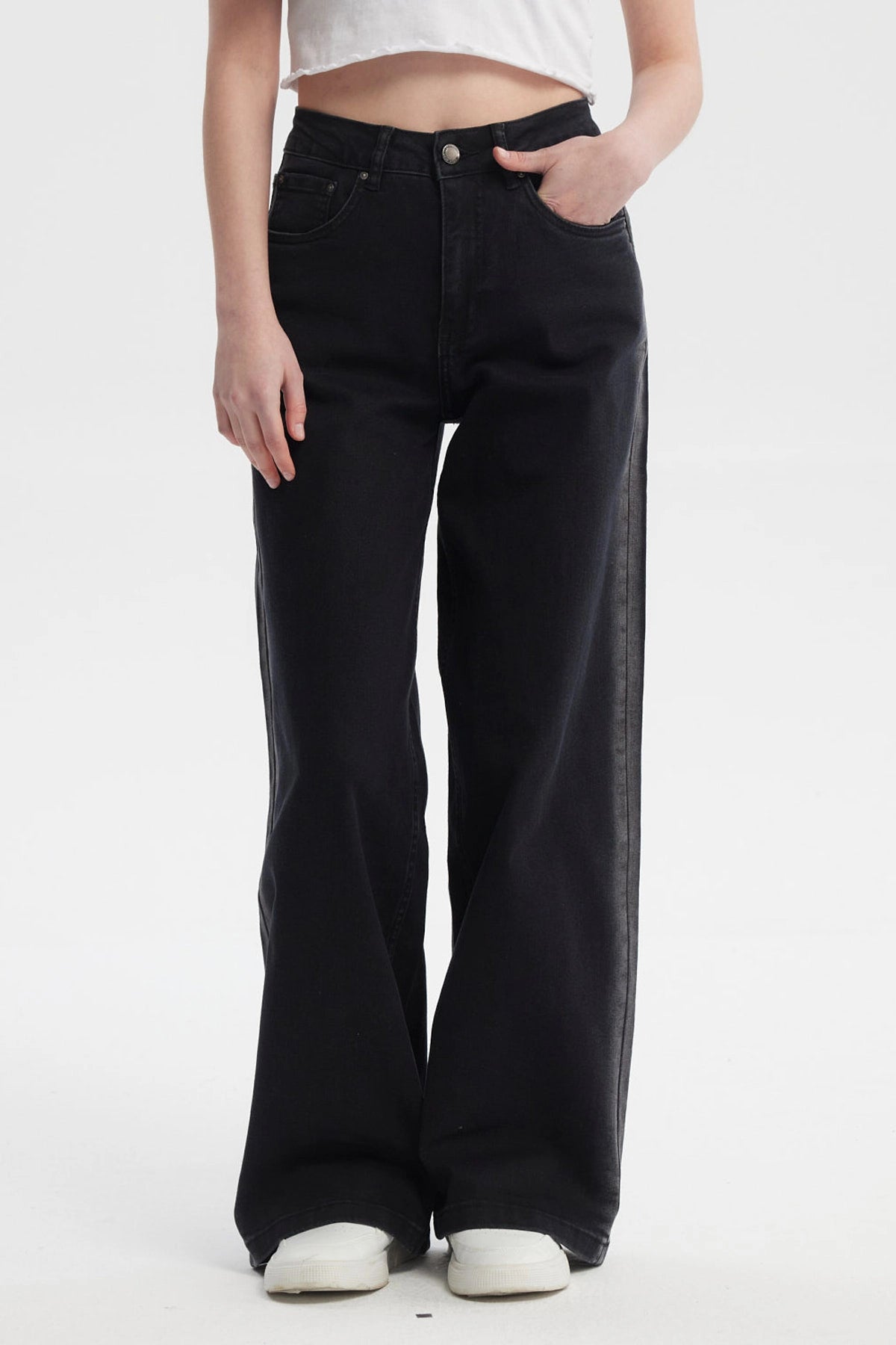 Jeans baggy negro con línea lateral lisa estilo casual urbano ajuste relajado y moderno sin estampas visibles