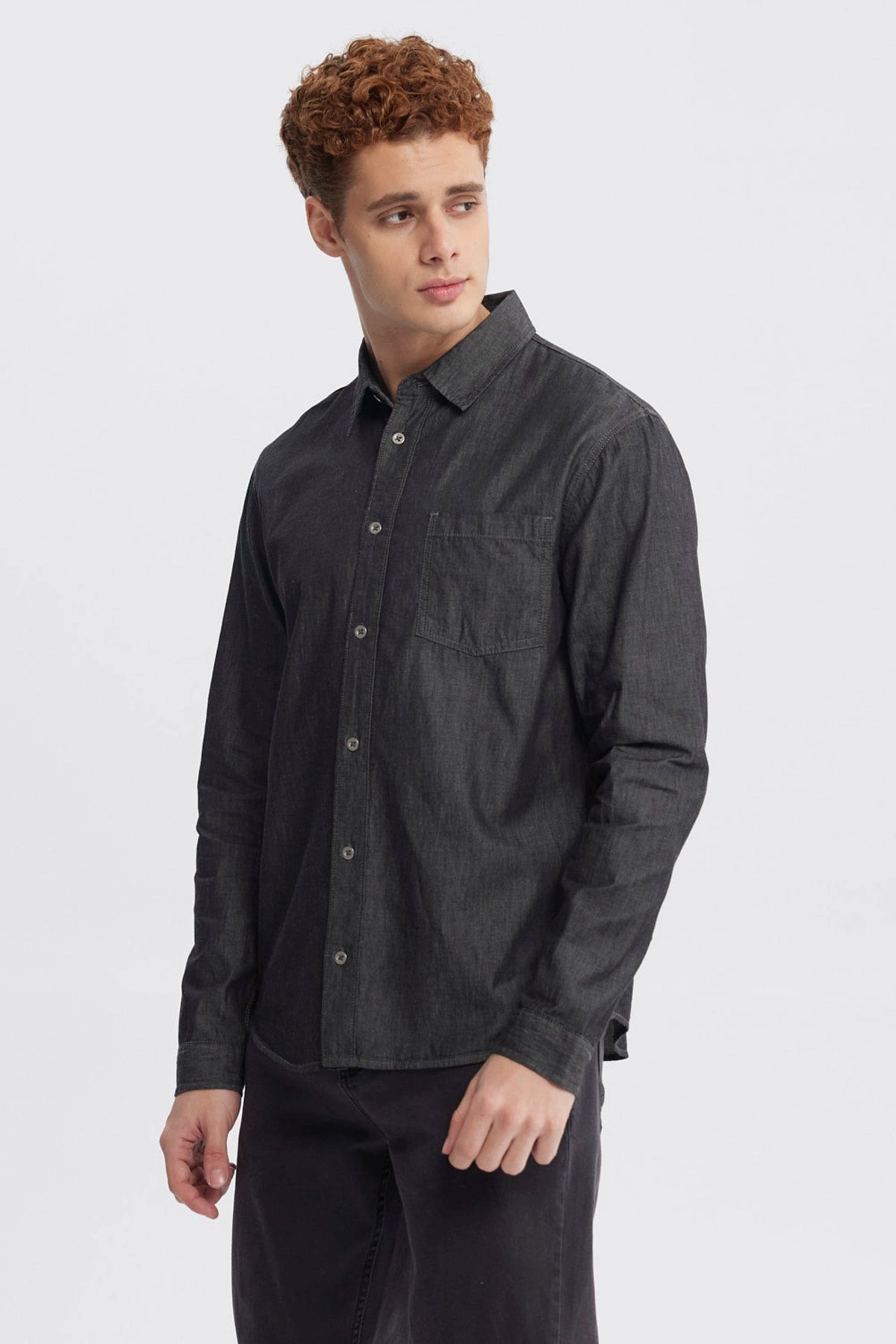 Camisa hombre negra de algodón con cuello camisero y botones claros prenda lisa estilo clásico elegante y versátil