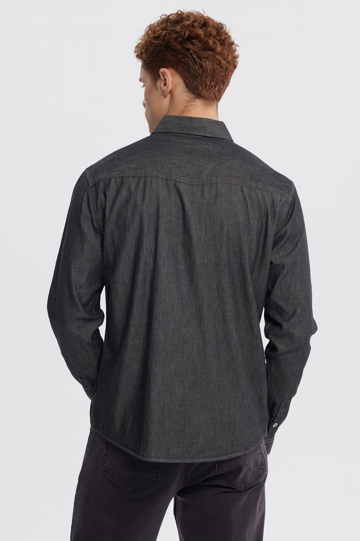 Camisa hombre negra de algodón con cuello camisero y botones claros prenda lisa estilo clásico elegante y versátil