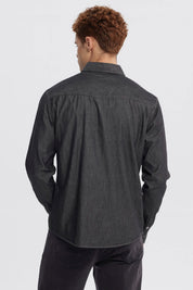 Camisa hombre negra de algodón con cuello camisero y botones claros prenda lisa estilo clásico elegante y versátil