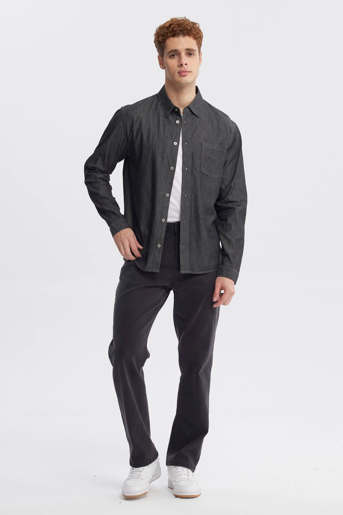 Camisa hombre negra de algodón con cuello camisero y botones claros prenda lisa estilo clásico elegante y versátil