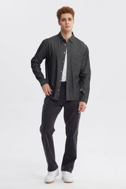 Camisa hombre negra de algodón con cuello camisero y botones claros prenda lisa estilo clásico elegante y versátil