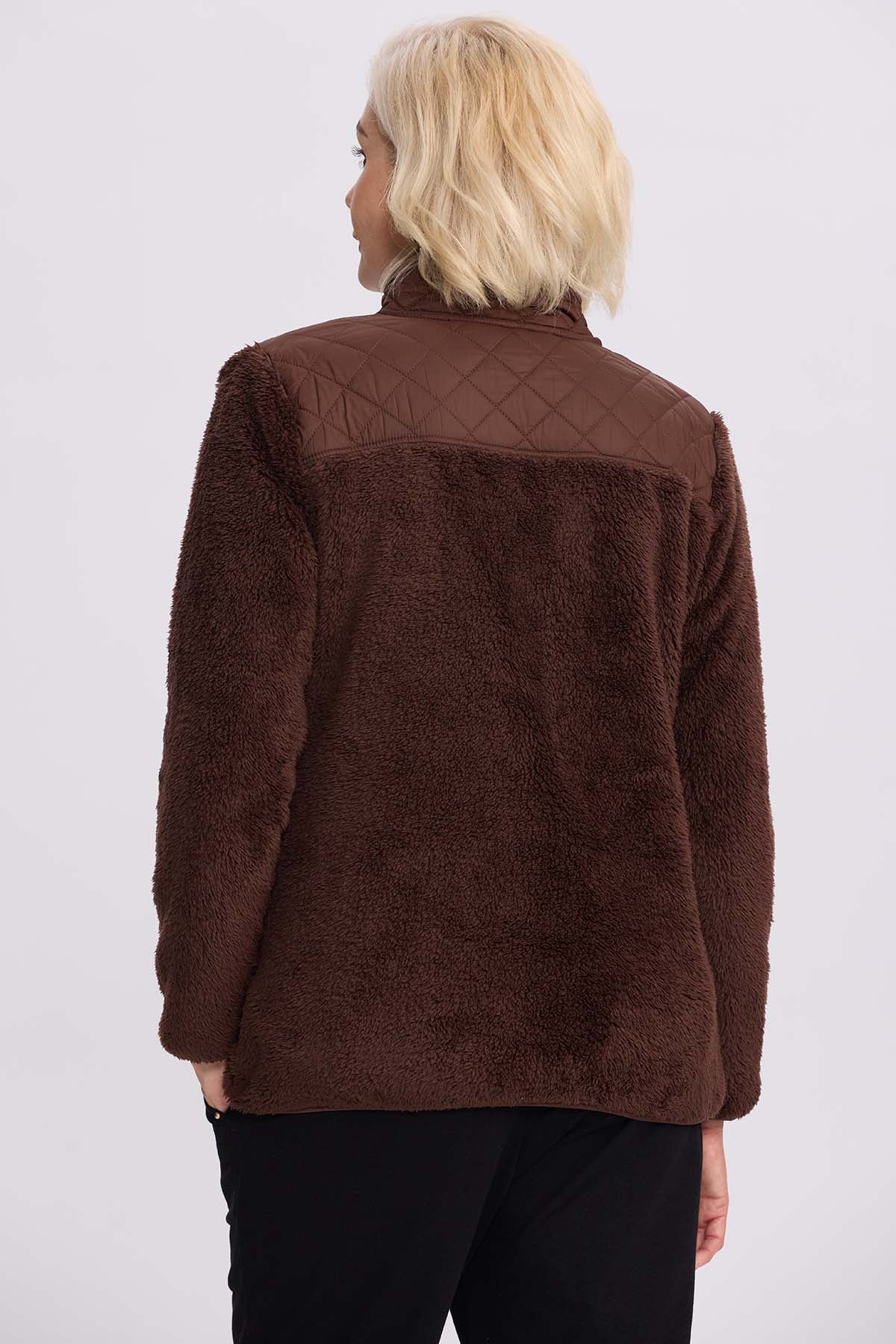 Polar Mujer Con Acolchado Y Cierre Café