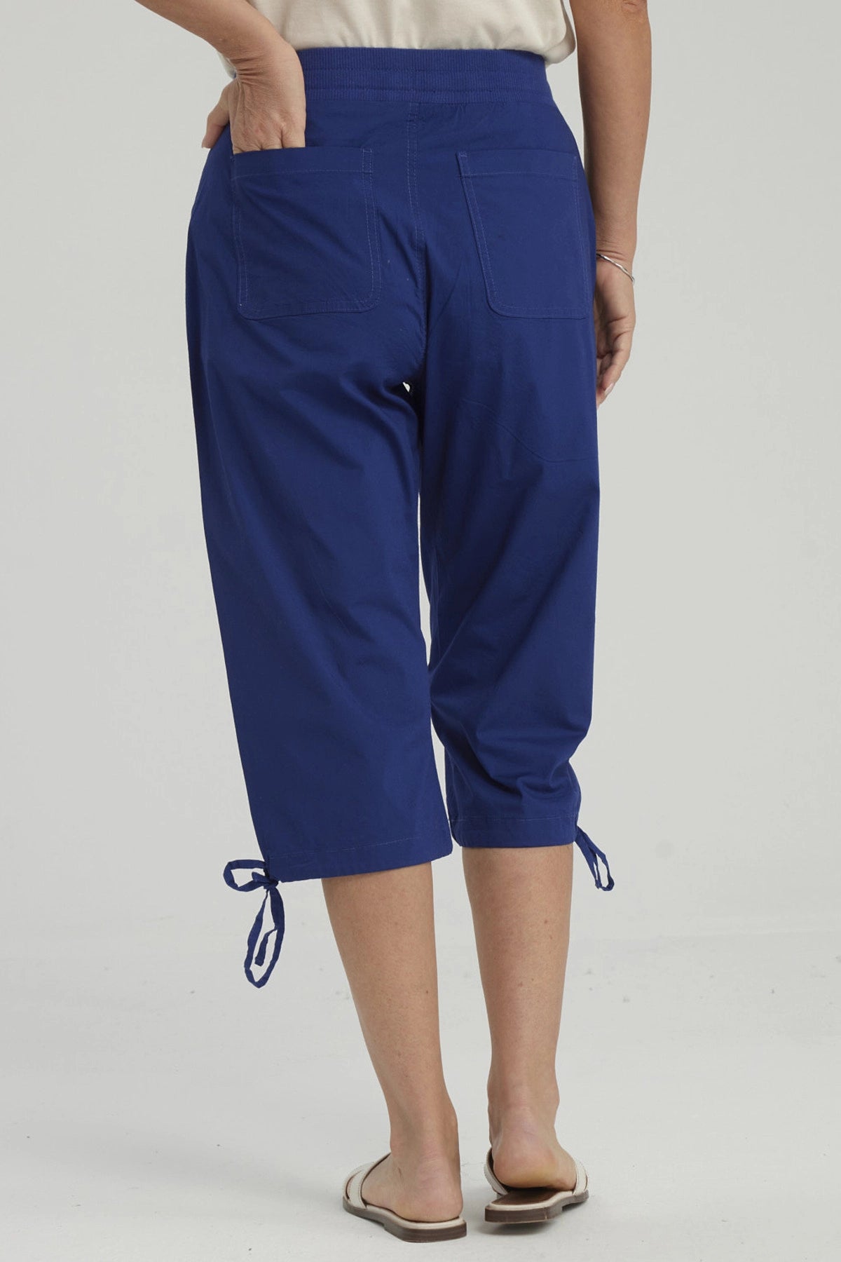 Pescador Mujer Con Cortes Y Apertura Azul Oscuro