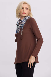 Sweater café mujer con pañuelo