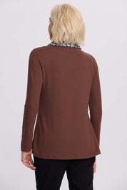 Sweater café mujer con pañuelo