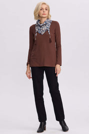 Sweater café mujer con pañuelo