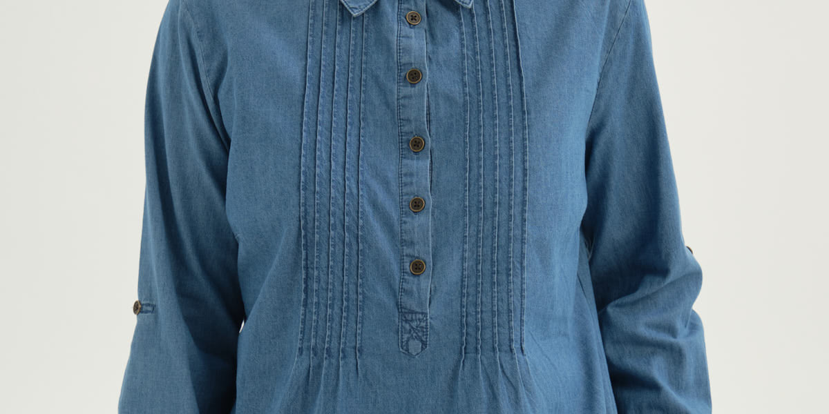 Blusa de mujer azul claro con botones y detalles plisados en el pecho