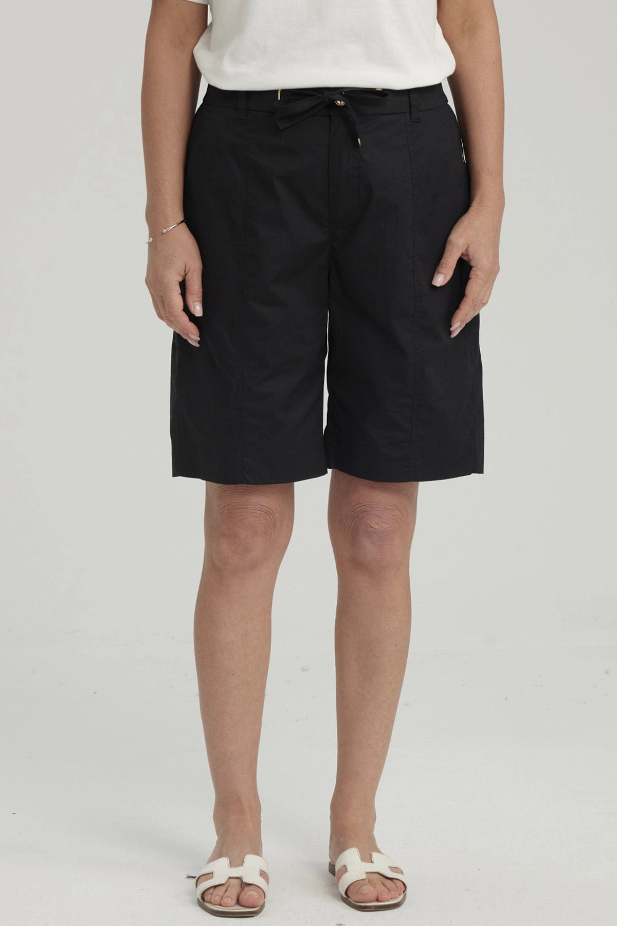 Bermuda Mujer Con Cortes Y Apertura Negro