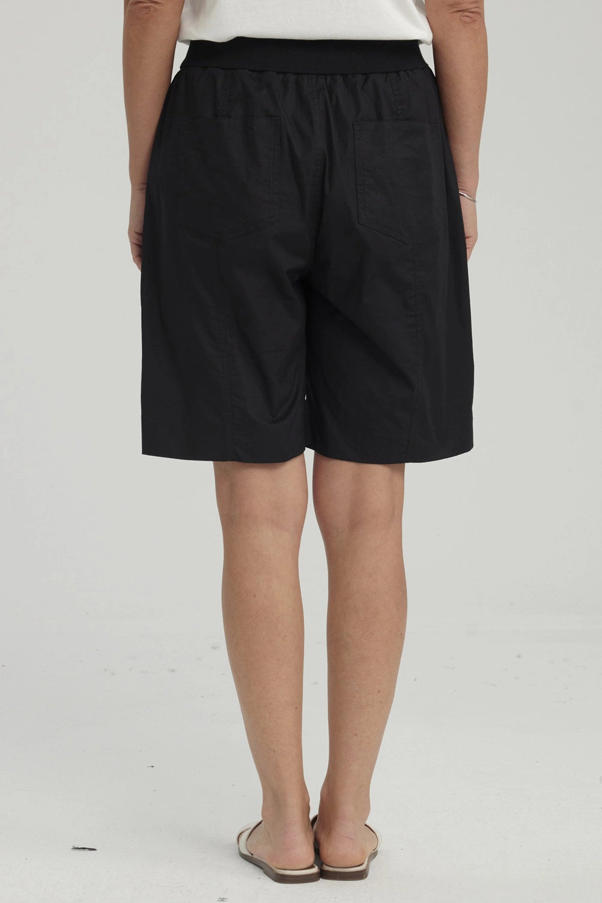 Bermuda Mujer Con Cortes Y Apertura Negro