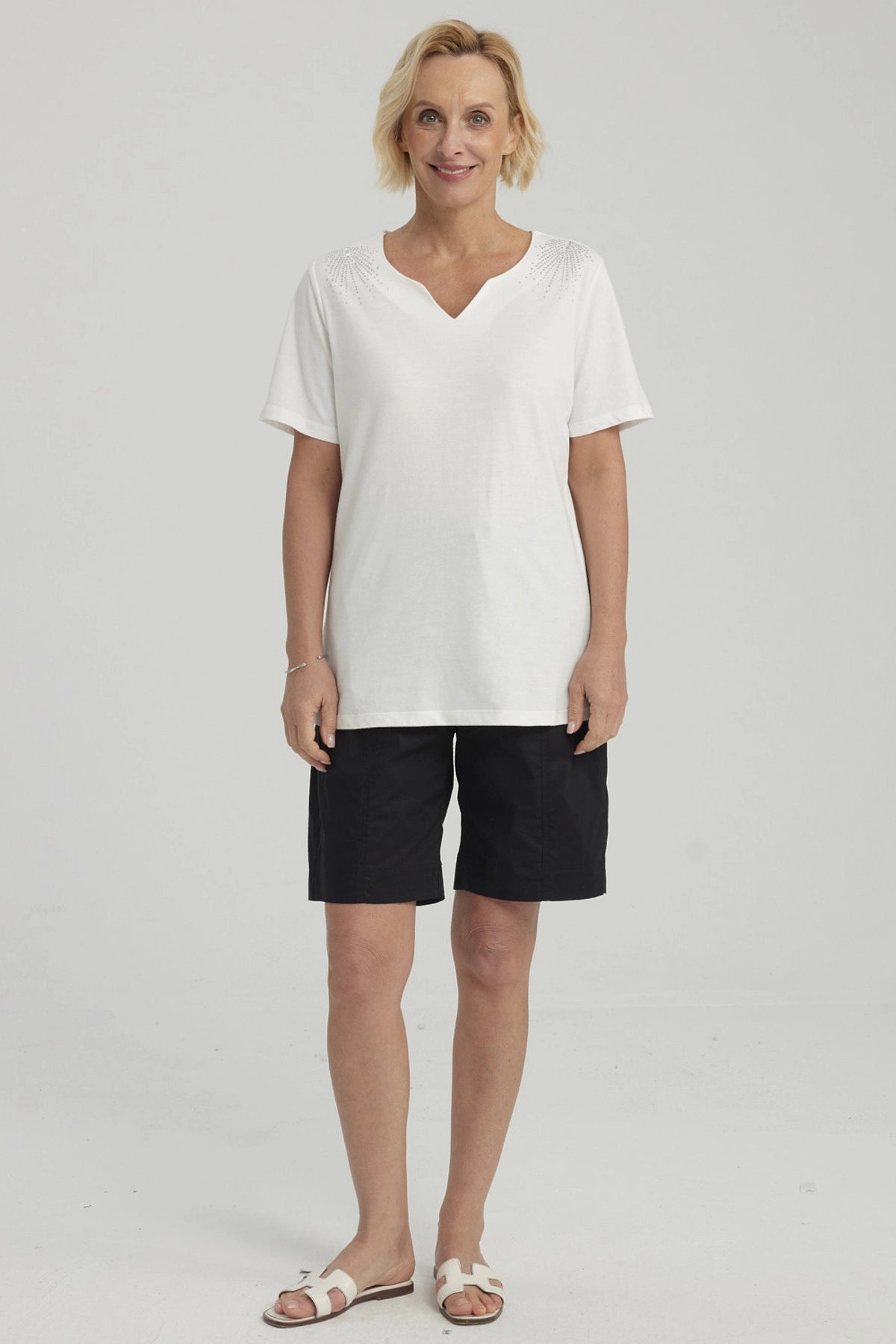 Bermuda Mujer Con Cortes Y Apertura Negro