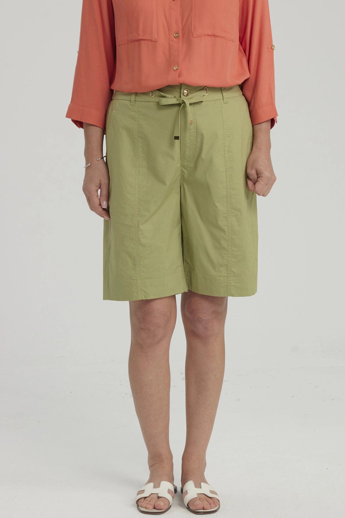 Bermuda Mujer Con Cortes Y Apertura Verde Claro