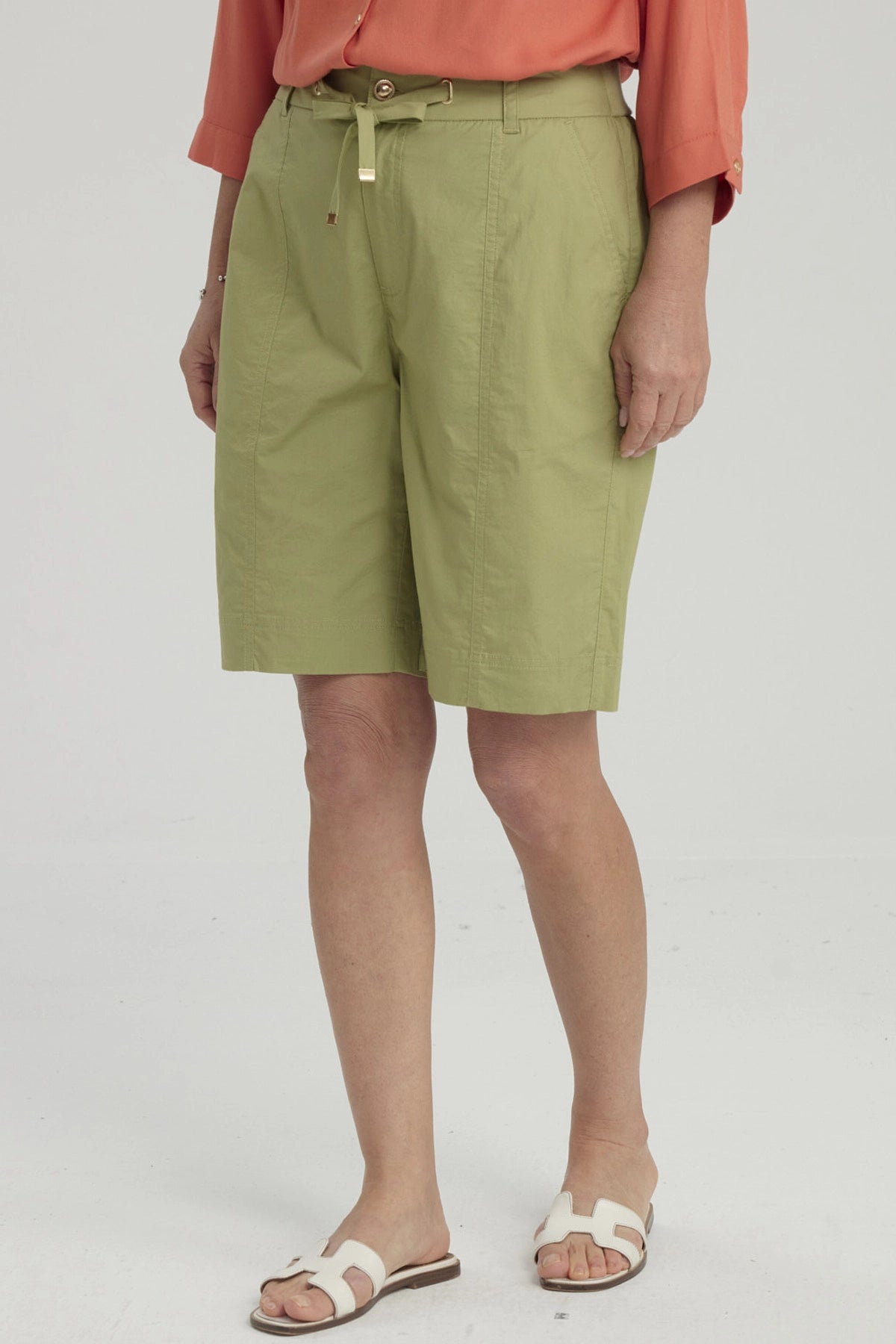 Bermuda Mujer Con Cortes Y Apertura Verde Claro