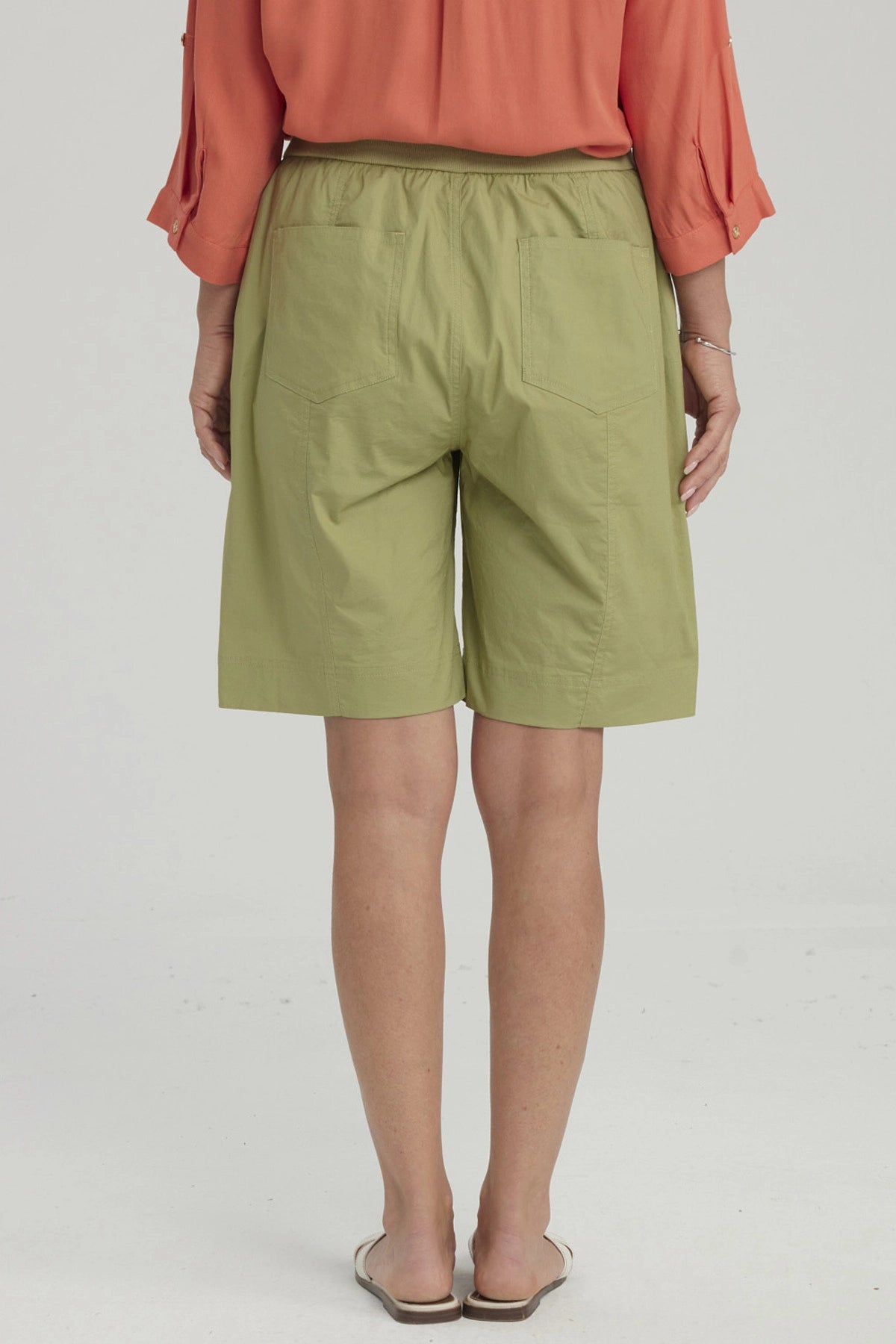 Bermuda Mujer Con Cortes Y Apertura Verde Claro