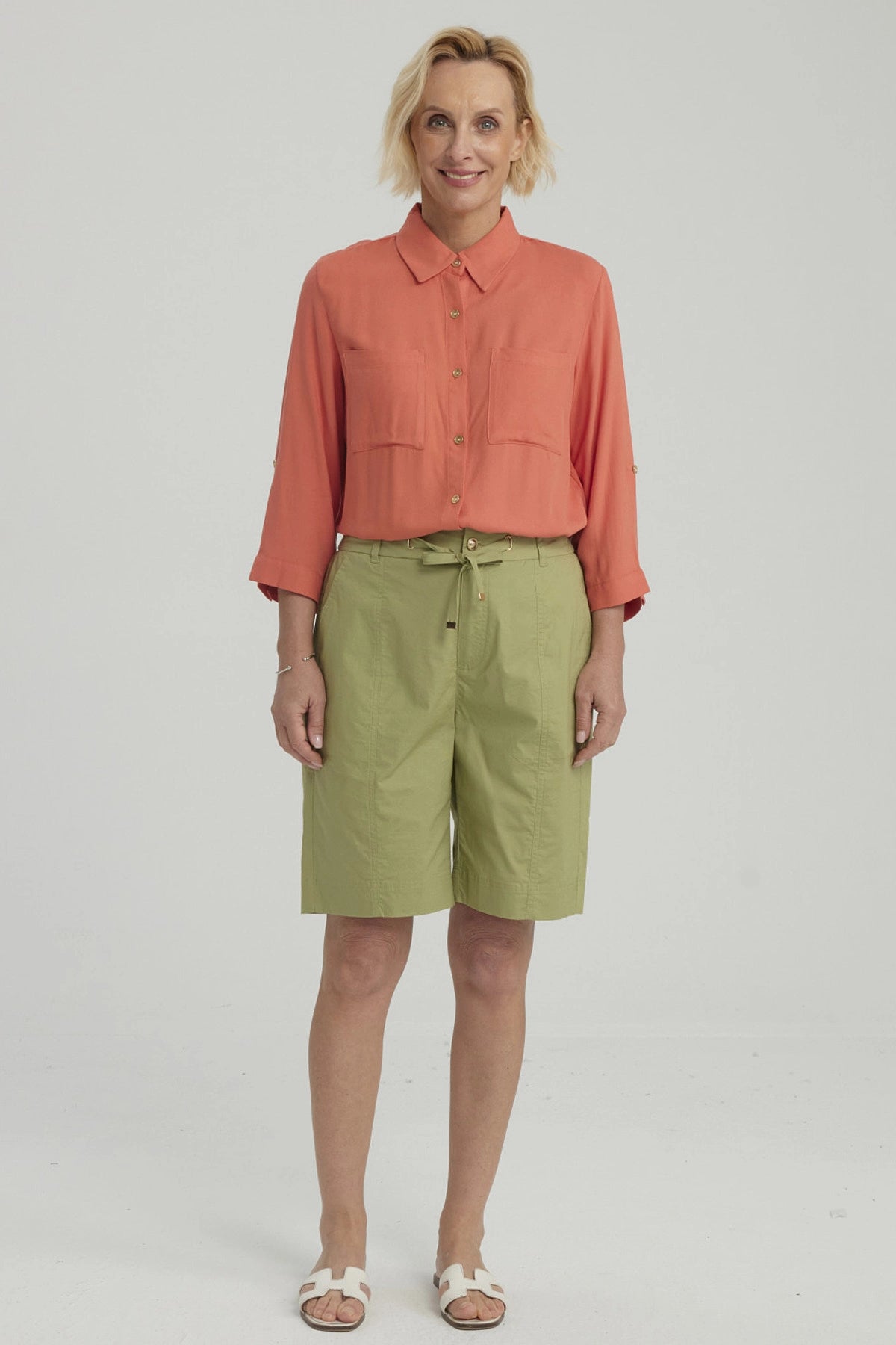 Bermuda Mujer Con Cortes Y Apertura Verde Claro