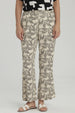Pantalón pescador beige con estampado de hojas negras grandes estilo gráfico ocupando toda la prenda