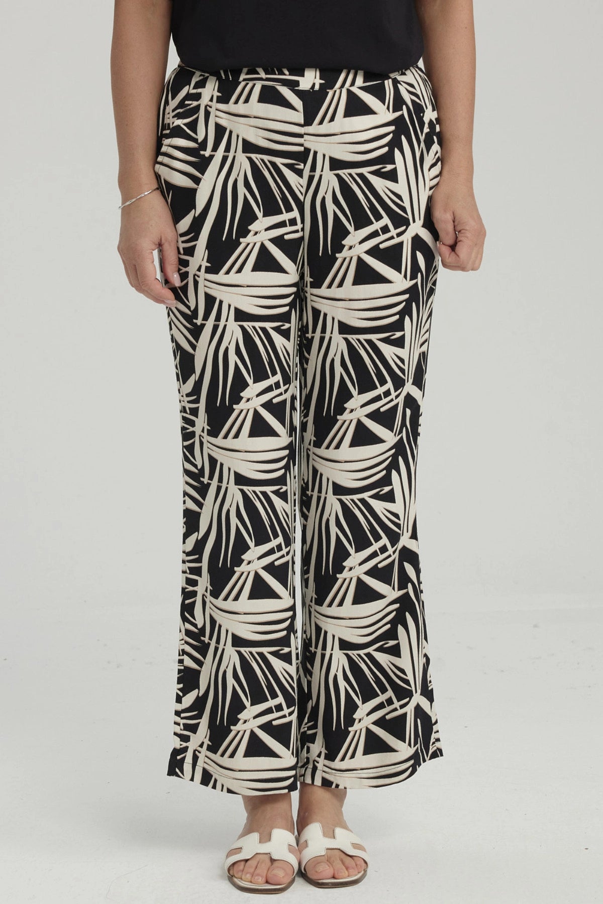 Pantalón pescador mujer negro con estampado de líneas blancas abstractas que cubren toda la prenda