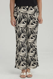 Pantalón pescador mujer negro con estampado de líneas blancas abstractas que cubren toda la prenda