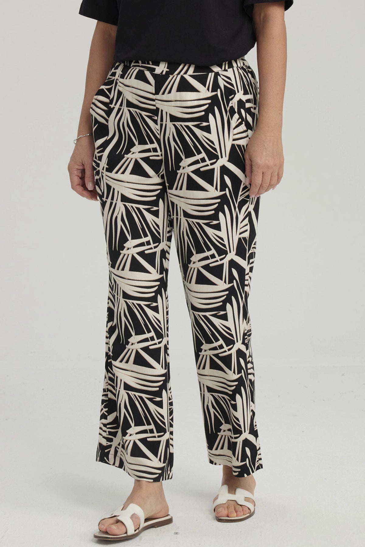 Pantalón pescador mujer negro con estampado de líneas blancas abstractas que cubren toda la prenda