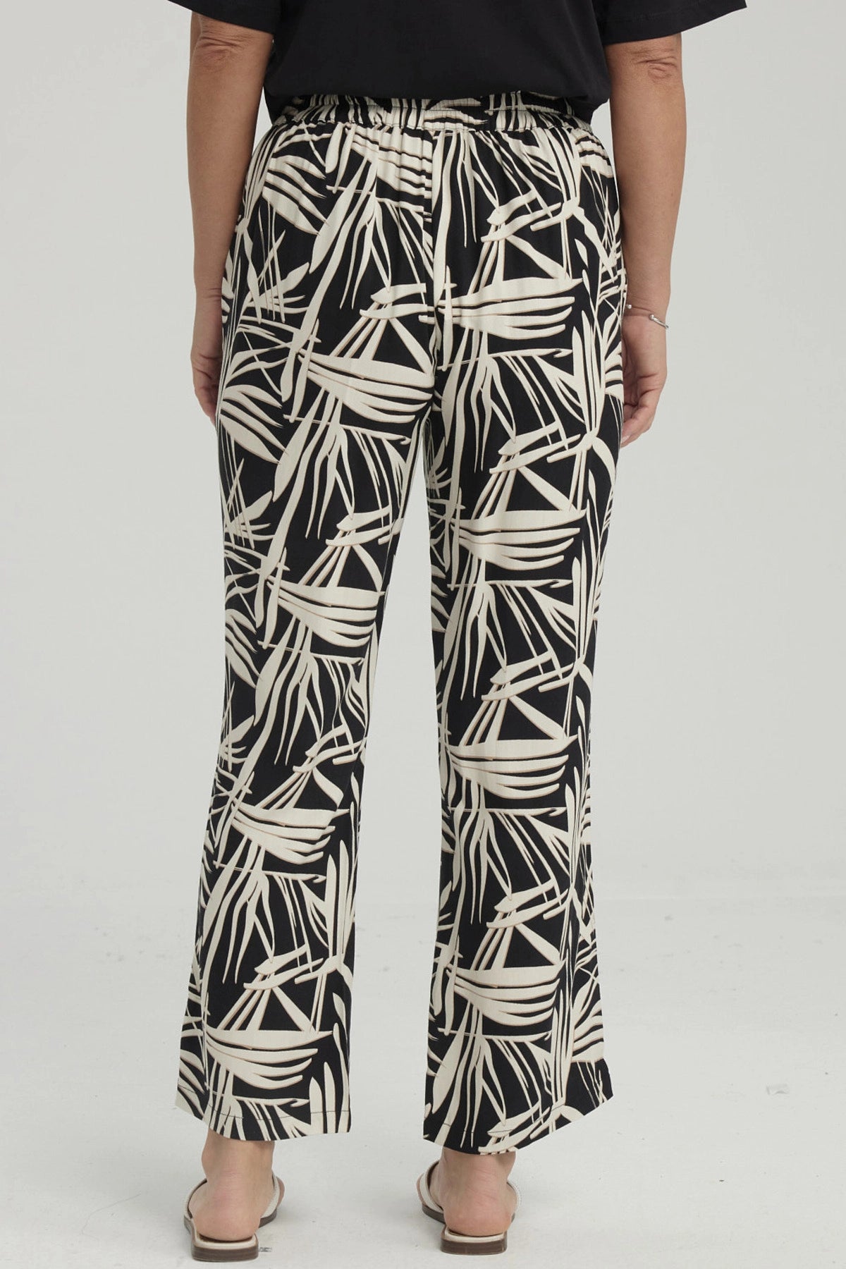 Pantalón pescador mujer negro con estampado de líneas blancas abstractas que cubren toda la prenda
