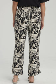 Pantalón pescador mujer negro con estampado de líneas blancas abstractas que cubren toda la prenda