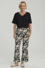 Pantalón pescador mujer negro con estampado de líneas blancas abstractas que cubren toda la prenda