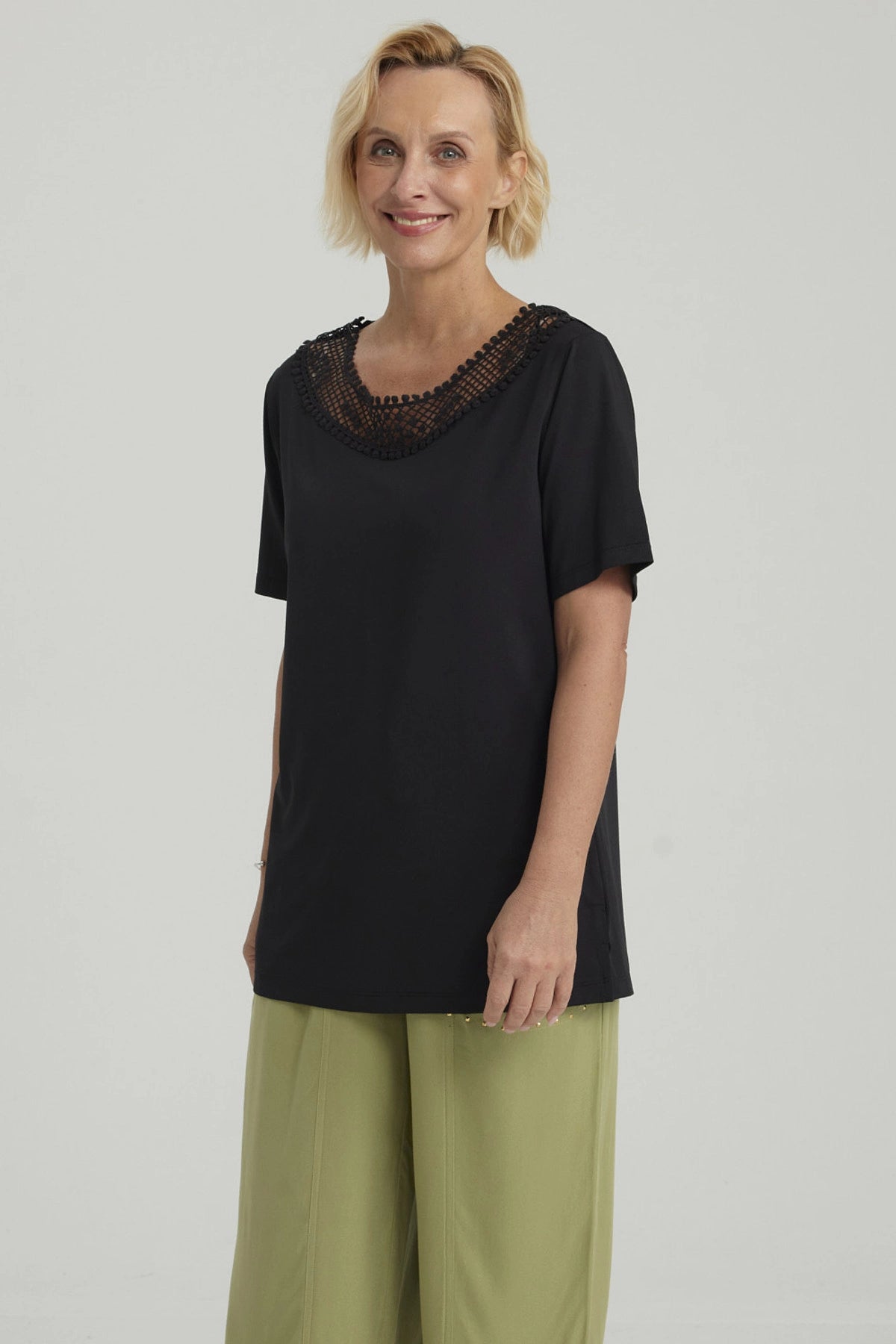 Polera Mujer Aplicación Cuello Negro