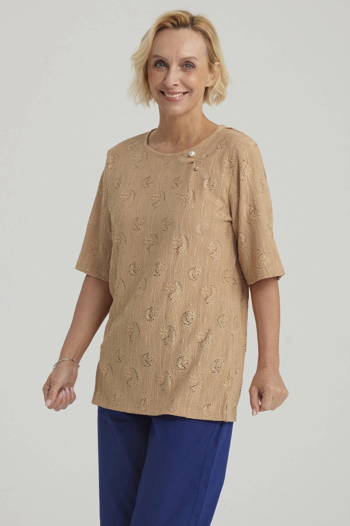 Polera Mujer Texturizada Beige Oscuro