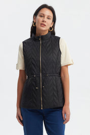 Chaleco sin mangas negro con diseño de rombos en relieve cierre frontal y cordón ajustable en la cintura lisa