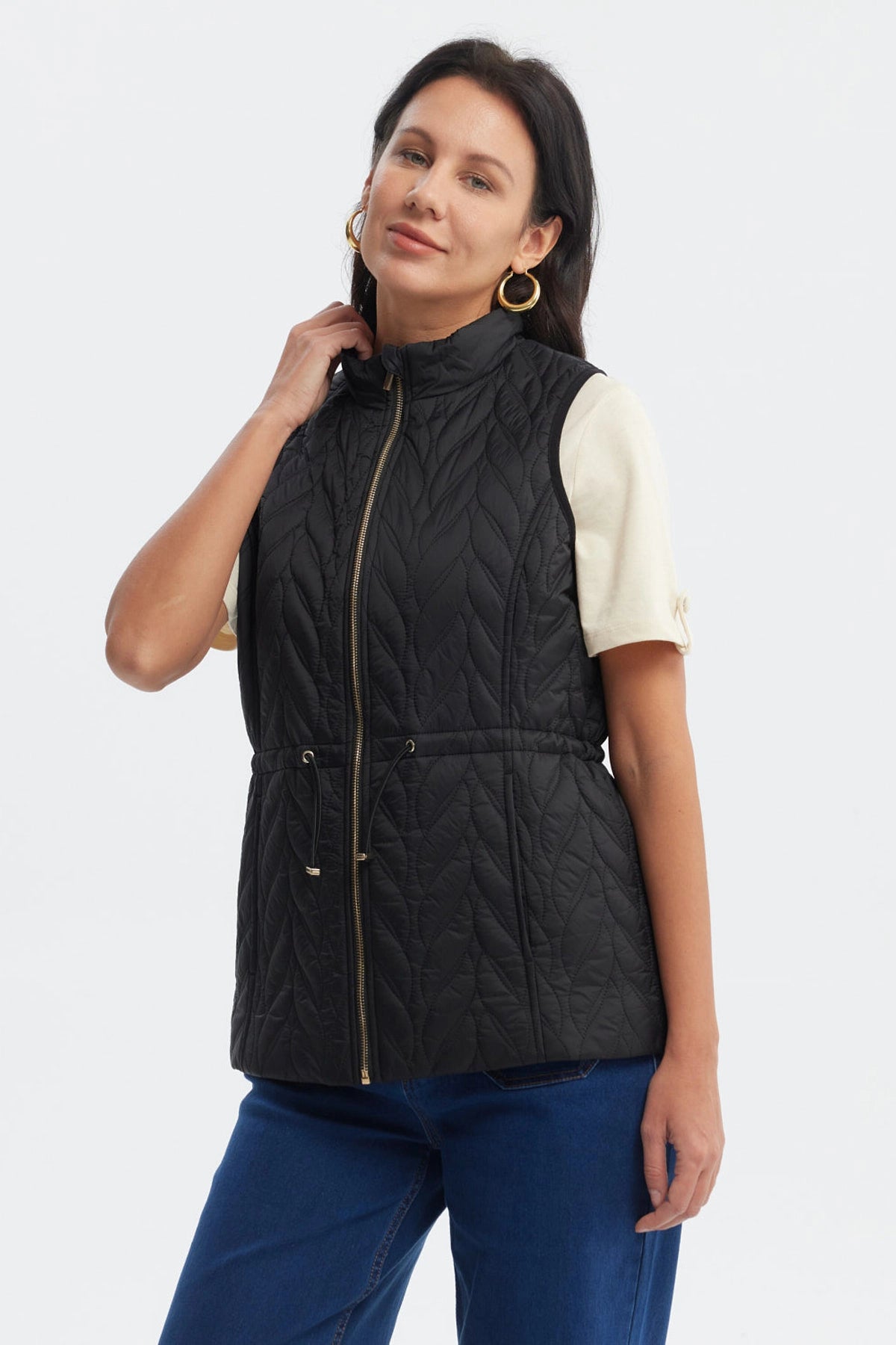 Chaleco sin mangas negro con diseño de rombos en relieve cierre frontal y cordón ajustable en la cintura lisa