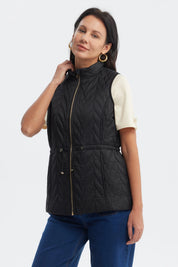 Chaleco sin mangas negro con diseño de rombos en relieve cierre frontal y cordón ajustable en la cintura lisa