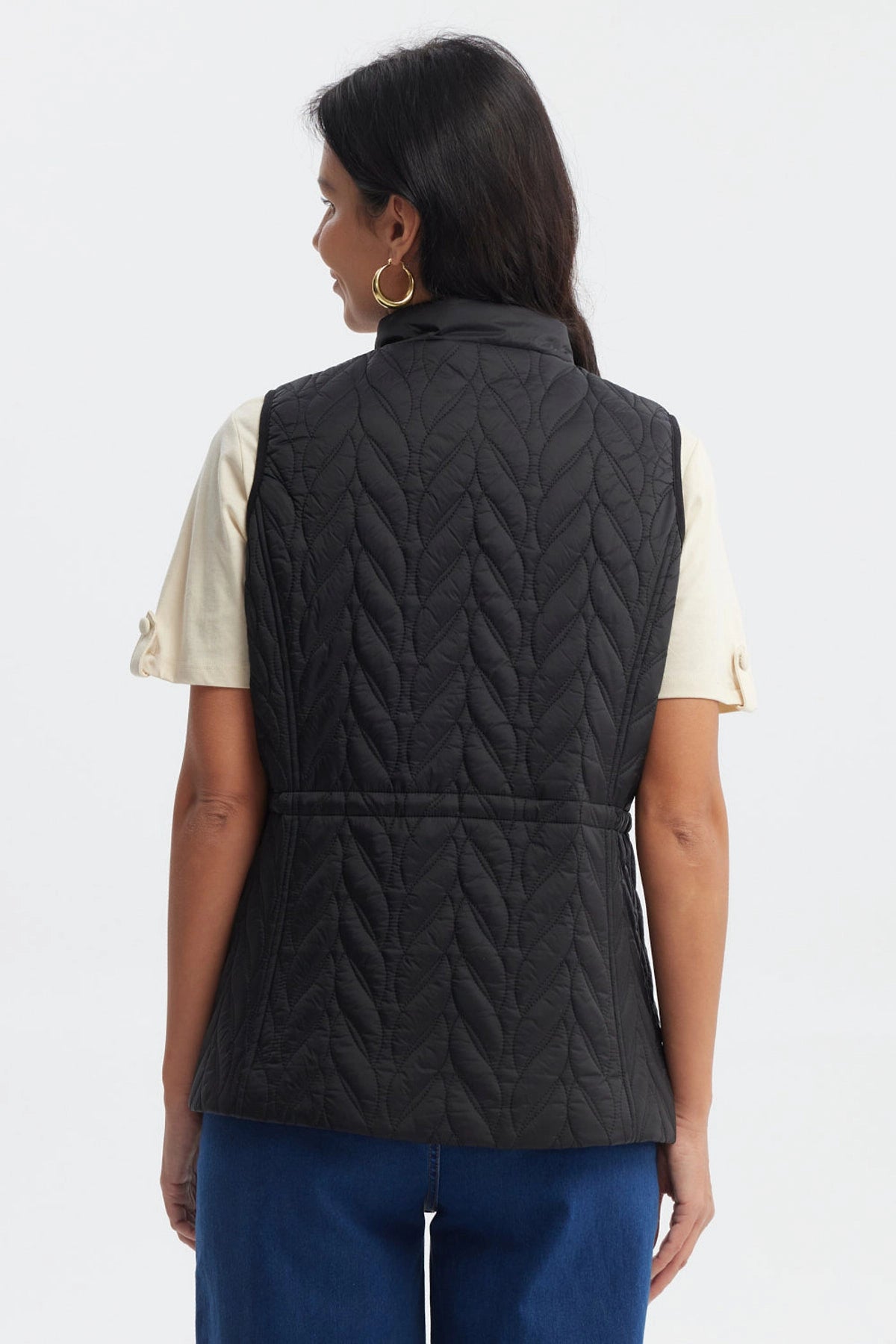 Chaleco sin mangas negro con diseño de rombos en relieve cierre frontal y cordón ajustable en la cintura lisa