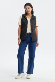 Chaleco sin mangas negro con diseño de rombos en relieve cierre frontal y cordón ajustable en la cintura lisa