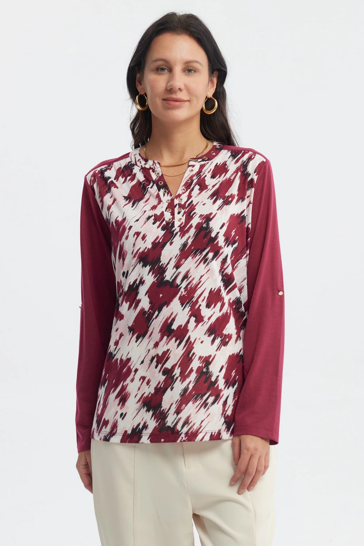 Polera mujer roja con cuello abotonado y estampado abstracto en el frente estilo moderno manga larga lisa