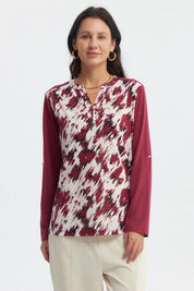 Polera mujer roja con cuello abotonado y estampado abstracto en el frente estilo moderno manga larga lisa