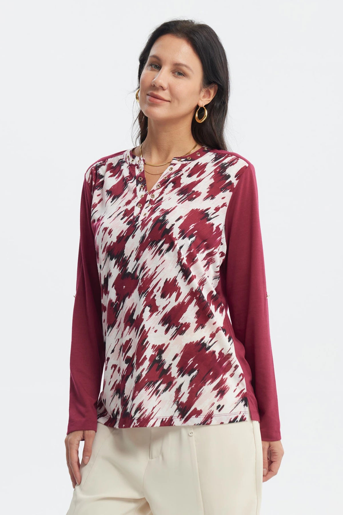 Polera mujer roja con cuello abotonado y estampado abstracto en el frente estilo moderno manga larga lisa