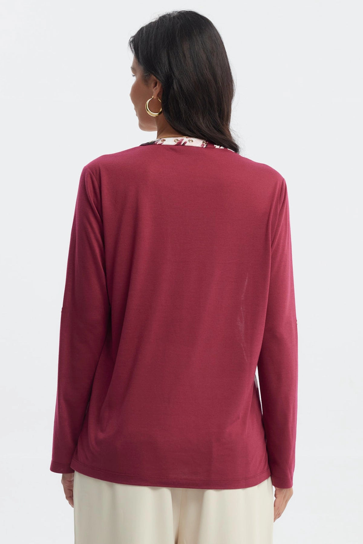 Polera mujer roja con cuello abotonado y estampado abstracto en el frente estilo moderno manga larga lisa