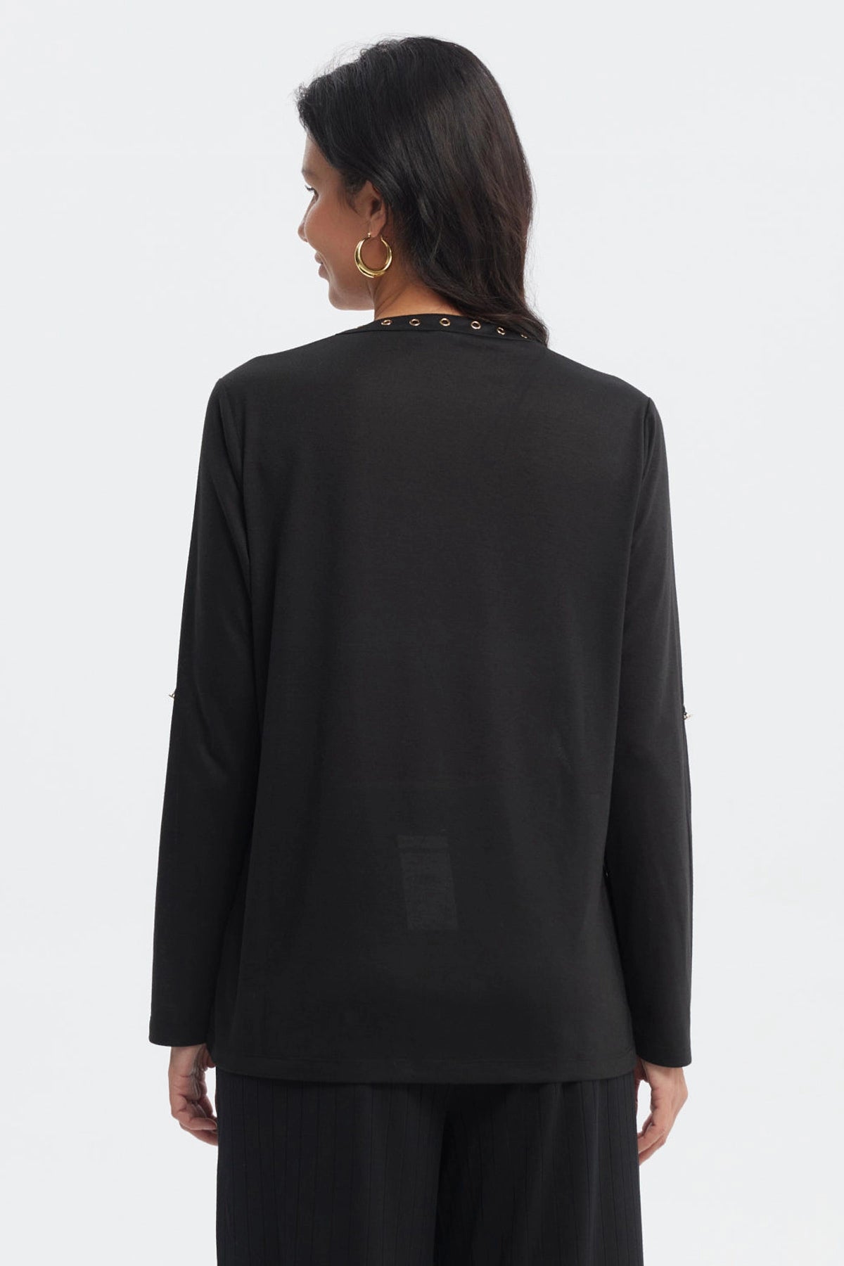 Polera negra de mujer con cuello abotonado y ojales metálicos al frente sin estampa lisa y elegante