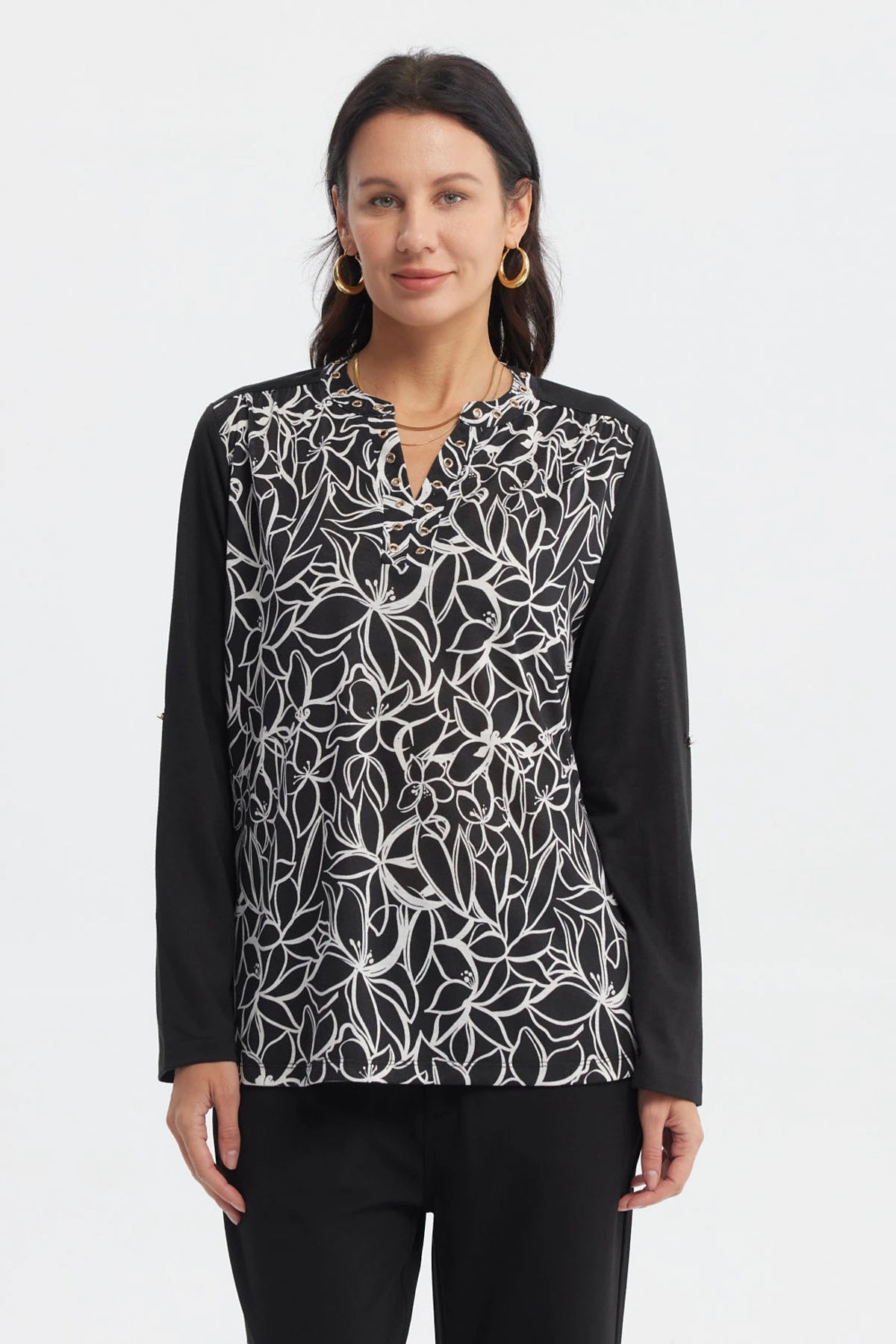 Polera negra con blanco de mujer manga larga con diseño floral en el pecho y cuello abotonado