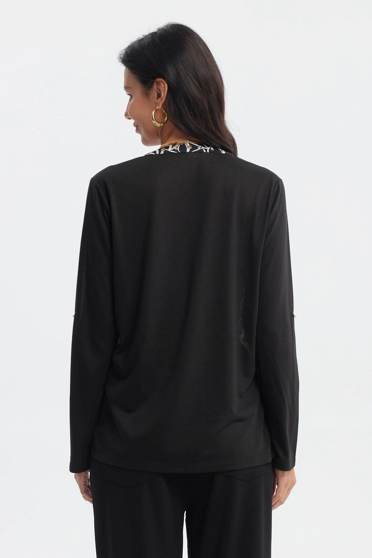 Polera negra con blanco de mujer manga larga con diseño floral en el pecho y cuello abotonado